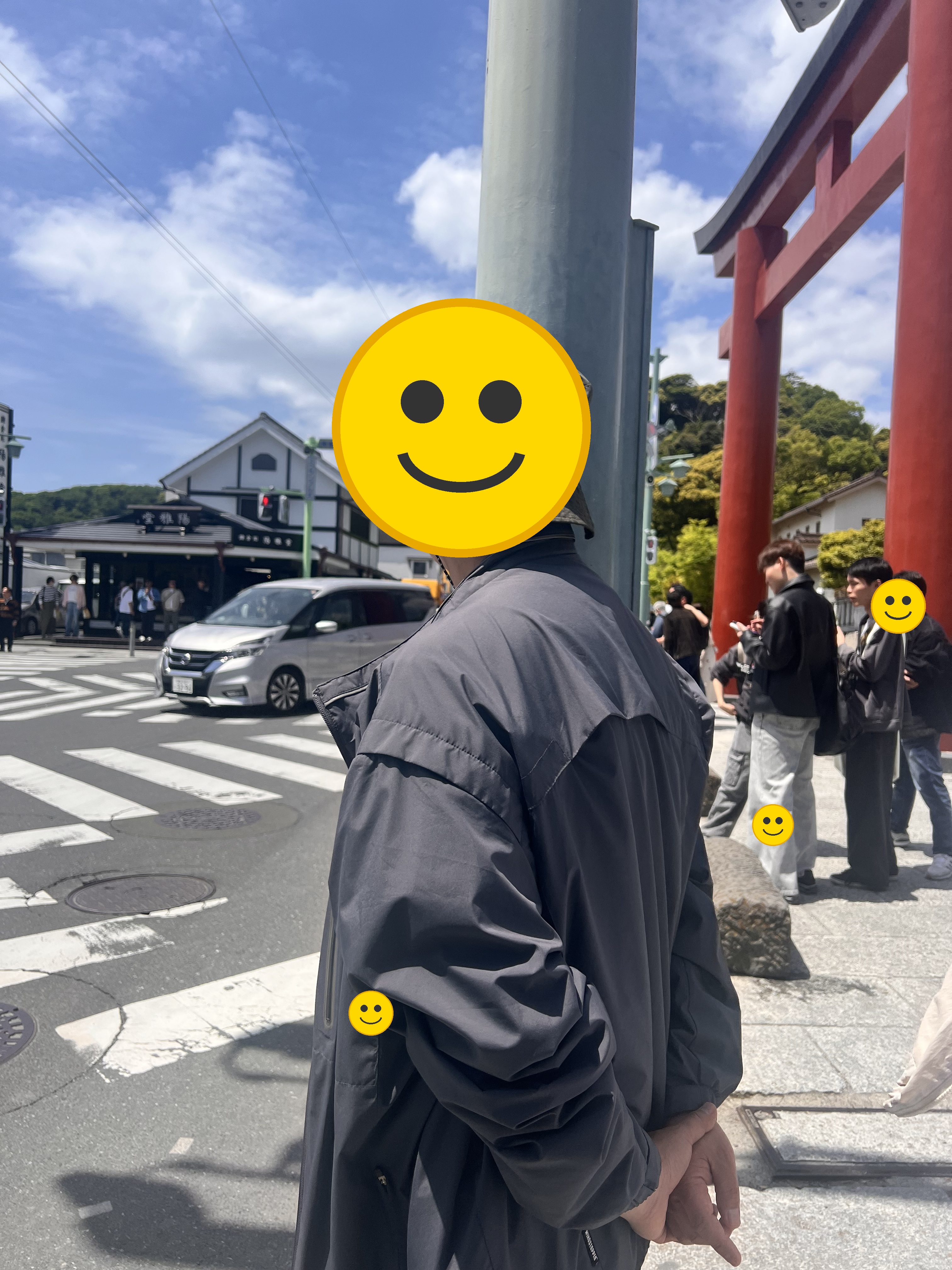 신사 앞에서